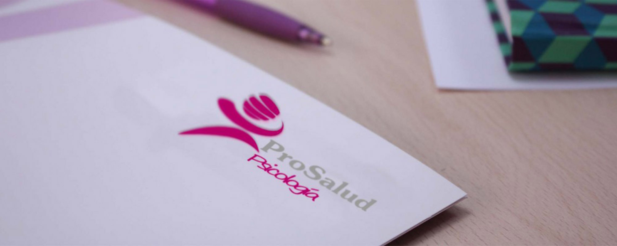 Material de Prosalud Psicología con el logotipo de la clínica