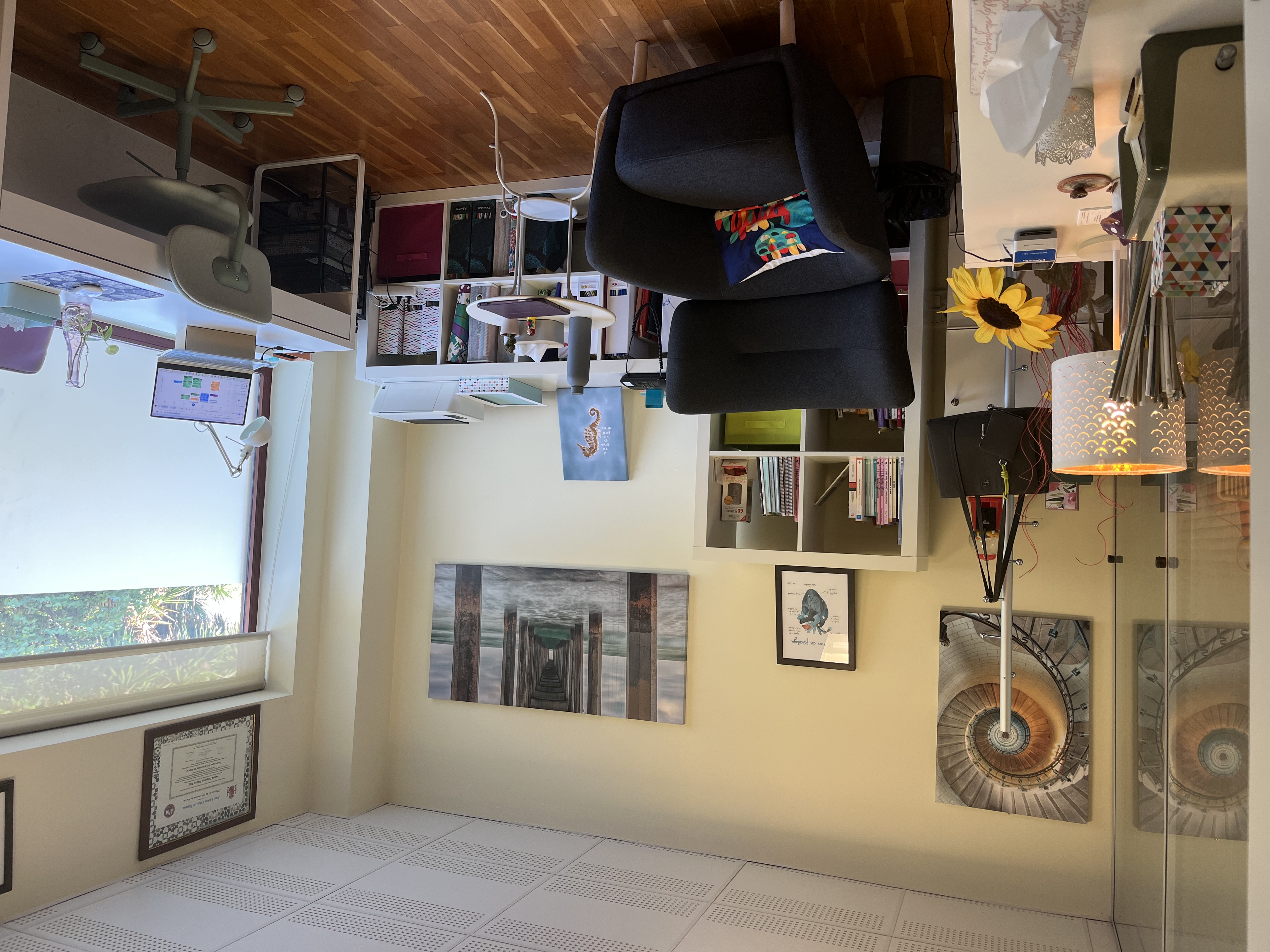 Despacho principal de atención psicológica y pericial con decoración serena