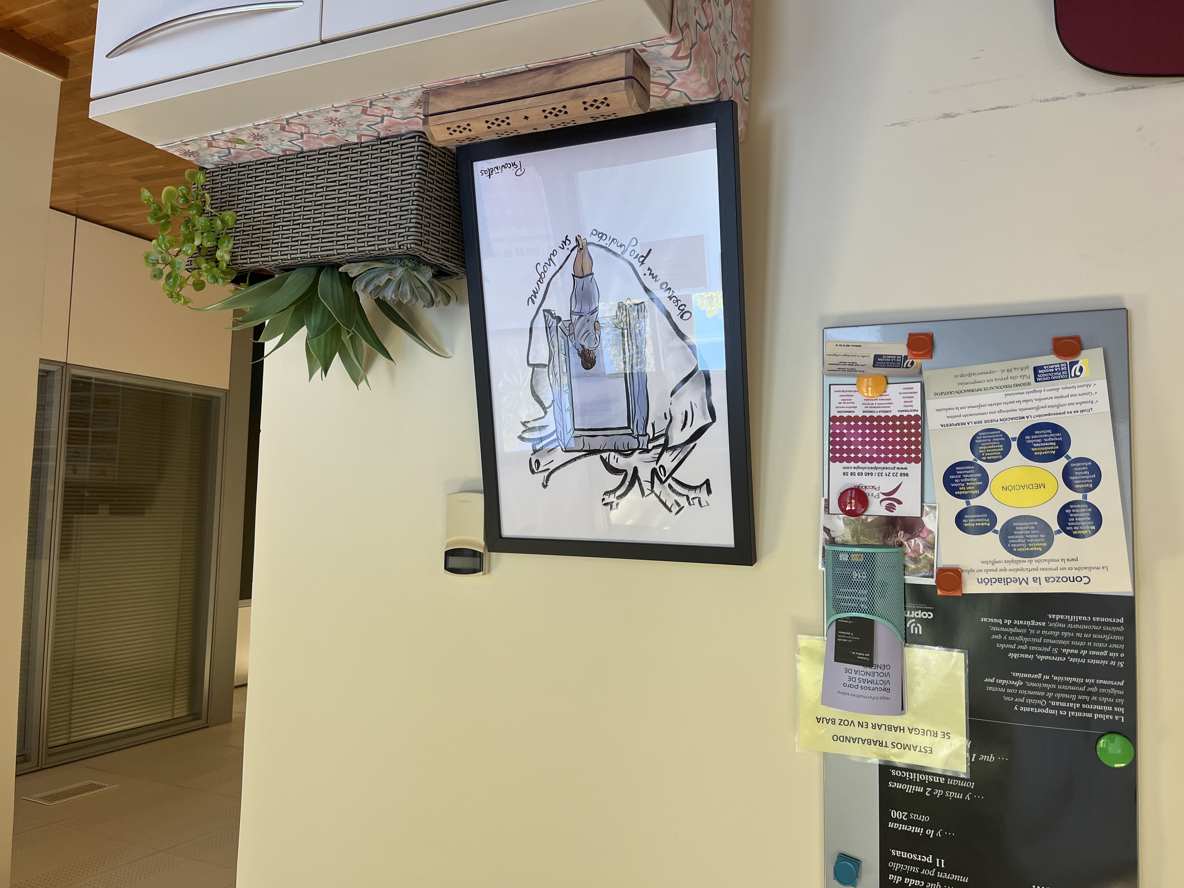 Zona de lectura y descanso en la sala de espera de la clínica
