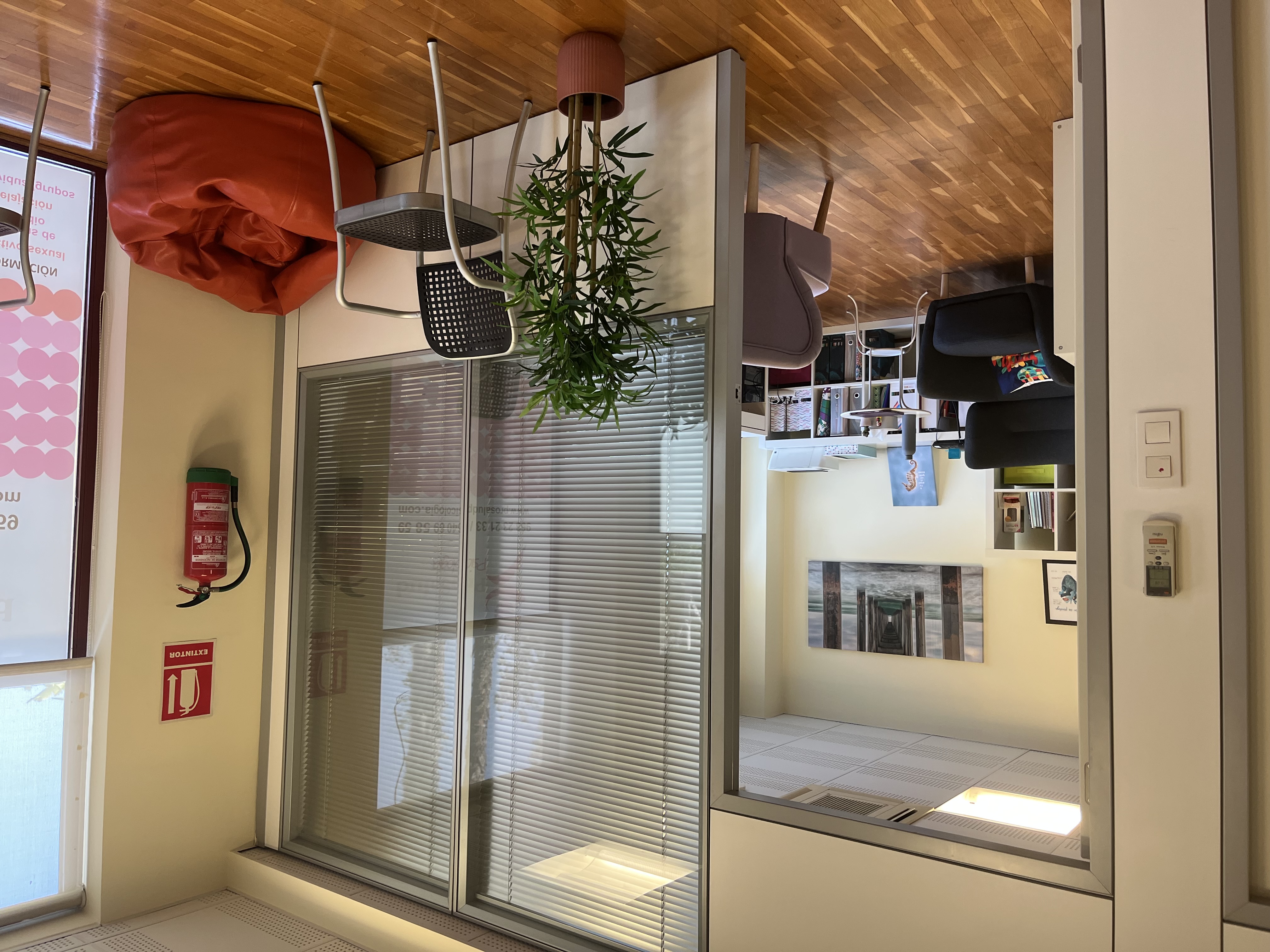 Ambiente sereno y privado en la sala de espera