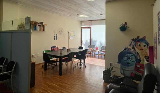Espaciosa sala polivalente para terapia de grupo, formación y talleres