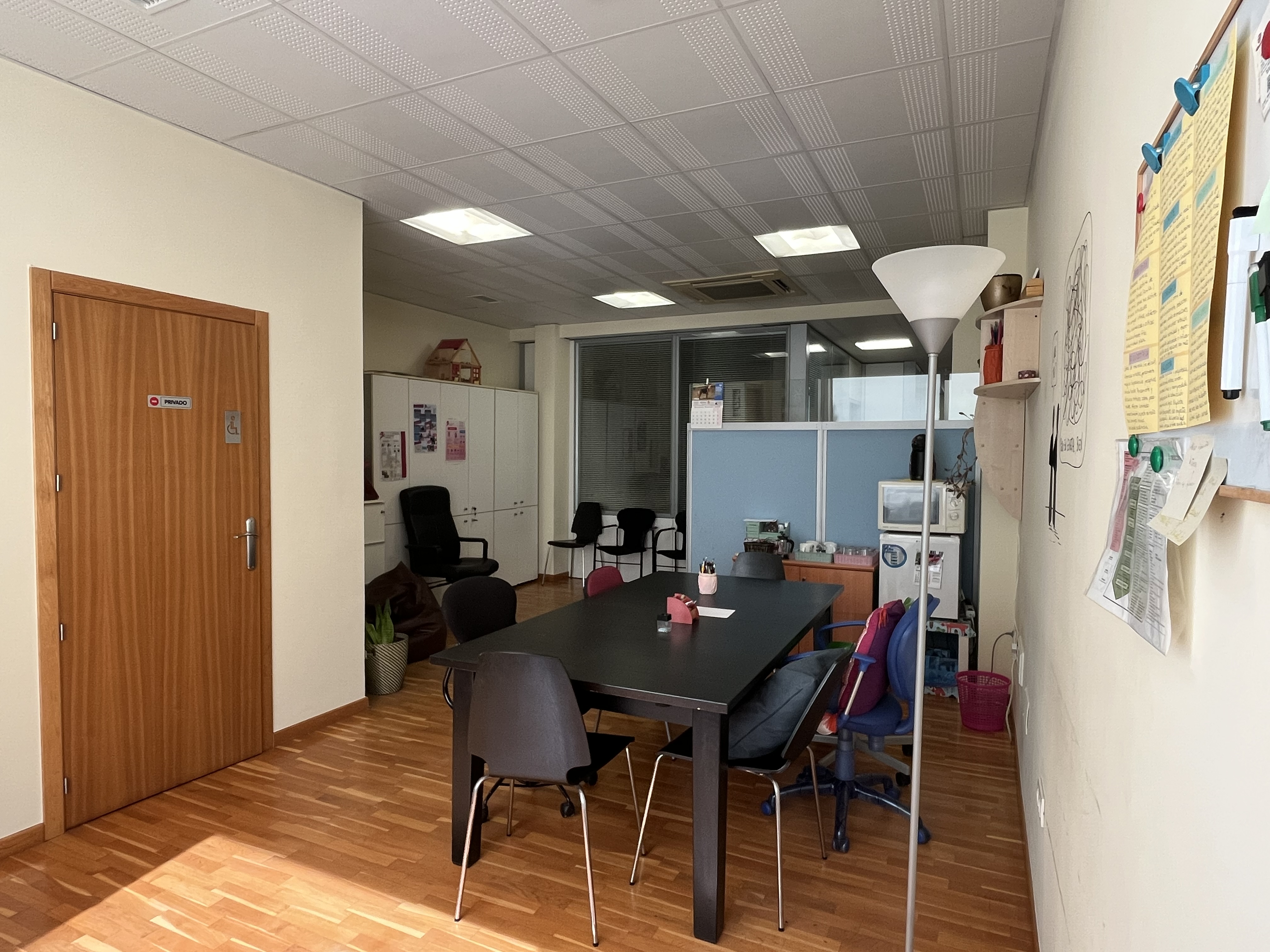 Disposición amplia y luminosa de la sala de grupos y talleres